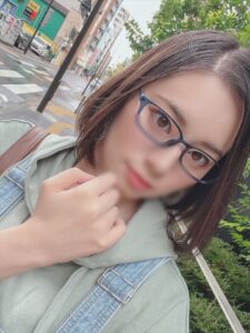[FC2-PPV-2430343]【クセ強女#023】成人向け同人エロ漫画家30歳。引きこもりオナニー**メガネ女が淫語連発玩具＆鬼チンポでアヘリまくり中出し♡に出ているAV女優名は？