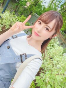 [FC2-PPV-2415940]【クセ強女#022】プヲタ激かわ事務員22歳。スリーパーで頸動脈絞められ乳首ビンビンフル勃起おもちゃで酸欠失神イキ。種付けパワーボムで孕ませ調教♡に出ているAV女優名は？