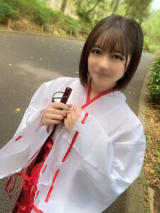 [FC2-PPV-3150908]【巫女さん】とってもかわいい『Bカップ』ちっぱい巫女さんとハメ撮りしました 中出し2回に出ているAV女優名は？