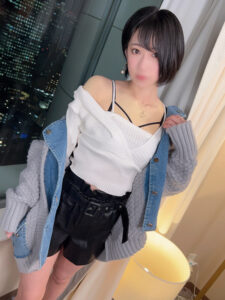 [FC2-PPV-3232492]【閲注・ガチイキまんこ】シコシコ不可避のショートカット美女 かほ（２３） ピストンしながら首を絞めたらまんこの中がありえない締め付けを開始しましたに出ているAV女優名は？