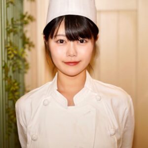 [FC2-PPV-3252039]可愛すぎるパティシエとお泊りで3発。≪中出し・ハメ撮り・美巨乳・清楚≫に出ているAV女優名は？