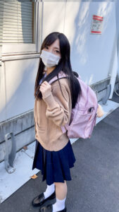 [FC2-PPV-3288158]11時間着用【個人撮影】お子さま体型の花柄パンツちゃん_夏セーラ服のままハメ撮り～中出しされる姿を公開に出ているAV女優名は？
