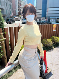 [FC2-PPV-3740219]【ワケアリ個撮】ぼにゅうが飛び出る 美人すぎるシングルマザー なつ さん（２９）に出ているAV女優名は？