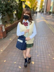 [FC2-PPV-3823789]顔出し【個人撮影】発育良好の奥手なギャルの裏バイト_ぶっかけ〜中出しまでされて頑張っている姿は必見です。に出ているAV女優名は？