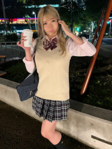 [FC2-PPV-3882681]【個撮・中出し】金髪「爆乳」ギャル**・まひる18歳に出ているAV女優名は？