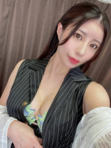[FC2-PPV-4134923]【****ドMビッチ♡】パチ屋でナンパしたスロ狂お*さん 焼けxxでべろんべろんいいなり肉便器化!!エンドレススプラッシュで****限界突破中出しファック!!に出ているAV女優名は？