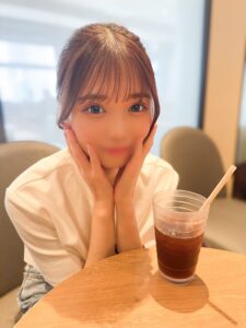 [FC2-PPV-4627449]膣圧ゴイスー！おまんこきつきつ天真爛漫めっかわ女子大生・２０歳⇒可愛い笑顔でまんこをすんごい締めつけてきてやばい⇒中出し＆パイ射『さとみん』に出ているAV女優名は？