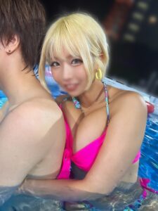 [FC2-PPV-4742444]ちんちん勃ちっぱ！ガチヤバBODYな金髪巨乳ギャルにナイトプールでカラダ密着エロデート⇒そのあとホテルで連続生交尾（中出し×②）『アリス』に出ているAV女優名は？