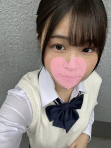 [FC2-PPV-3079537]「本の知識しかなかったけど、オジサン数人に一日中****中出しされて、セックス大好き淫乱マ●コにされました」文学好きマジメちびっ子を中年チ●ポ中出し精子に出ているAV女優名は？